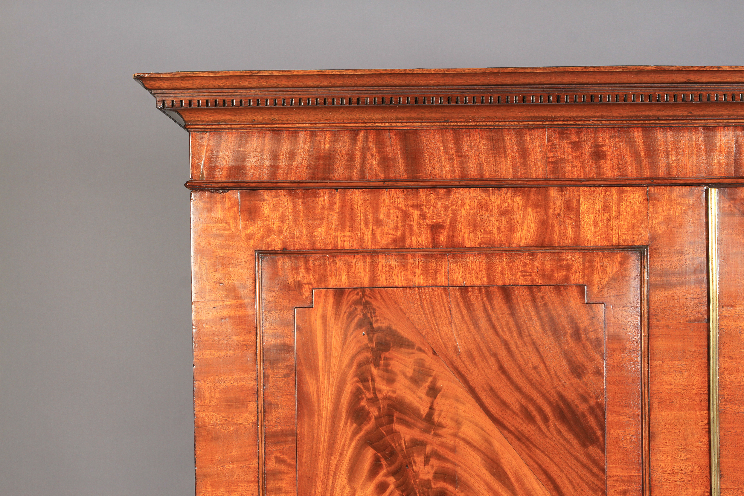 A GEORGE III FIGURED AND CROSSBANDED MAHOGANY CLOTHES PRESS, having a moulded dentil cornice above - Image 3 of 6