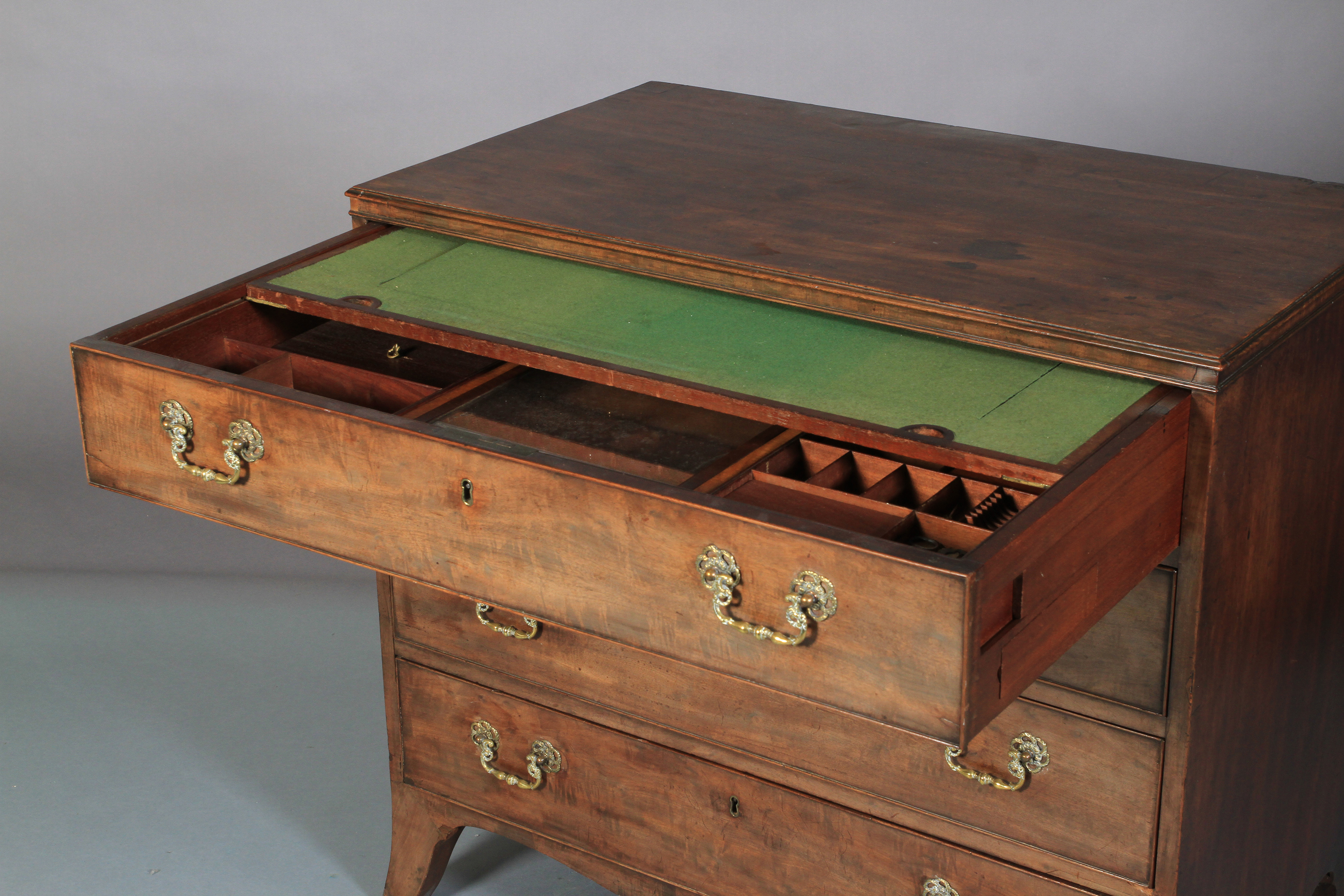 AN EARLY 19TH CENTURY MAHOGANY DRESSING CHEST of four drawers, fitted with a baise lined brushing - Image 3 of 5