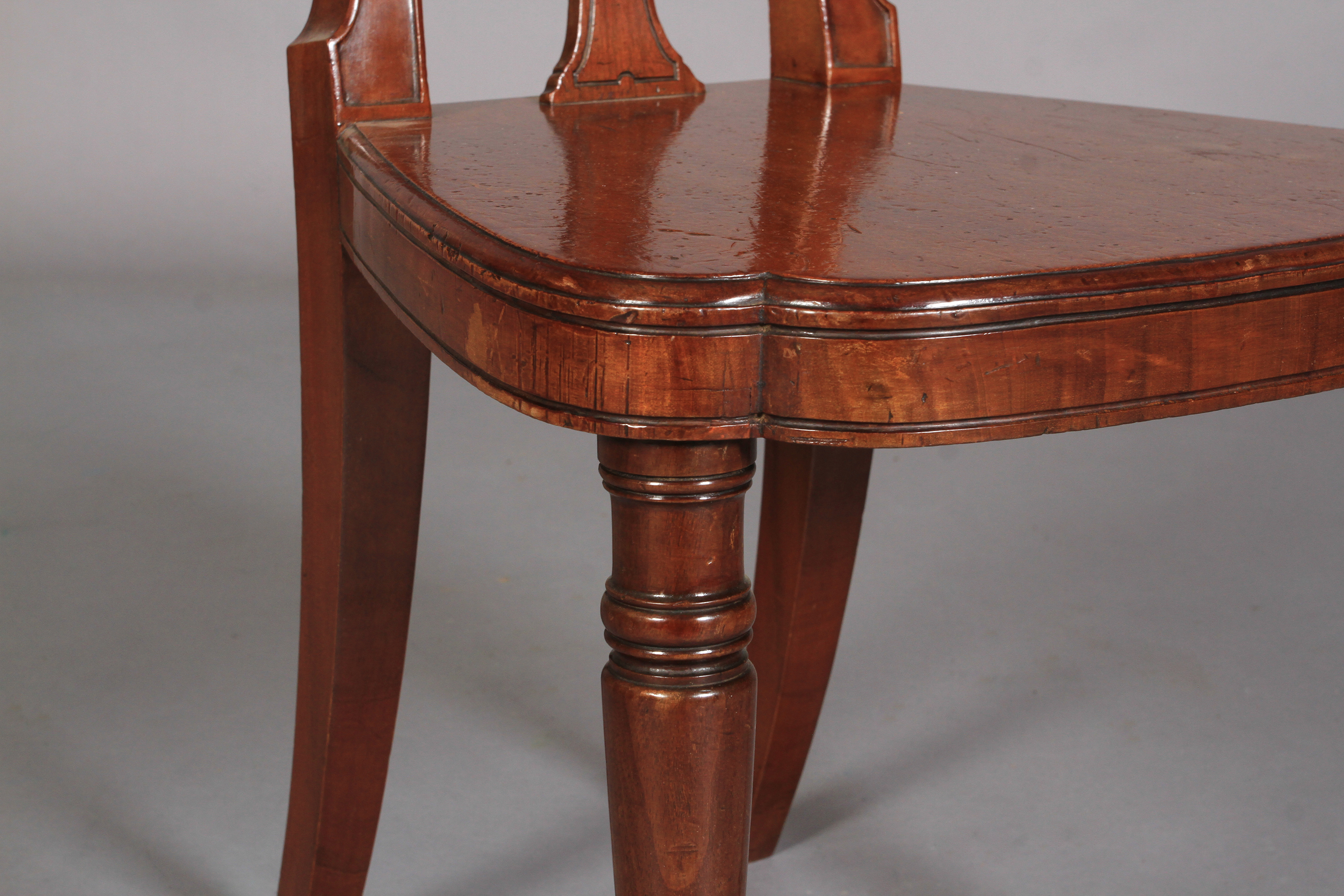 A GEORGE IV MAHOGANY HALL CHAIR with swag and splat back, on slender turned legs - Image 3 of 4