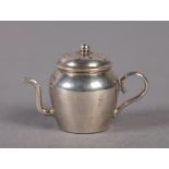 AN EDWARD VII SILVER MINIATURE TEAPOT VINAIGRETTE of conventional form with pierced lid, 3cm high by