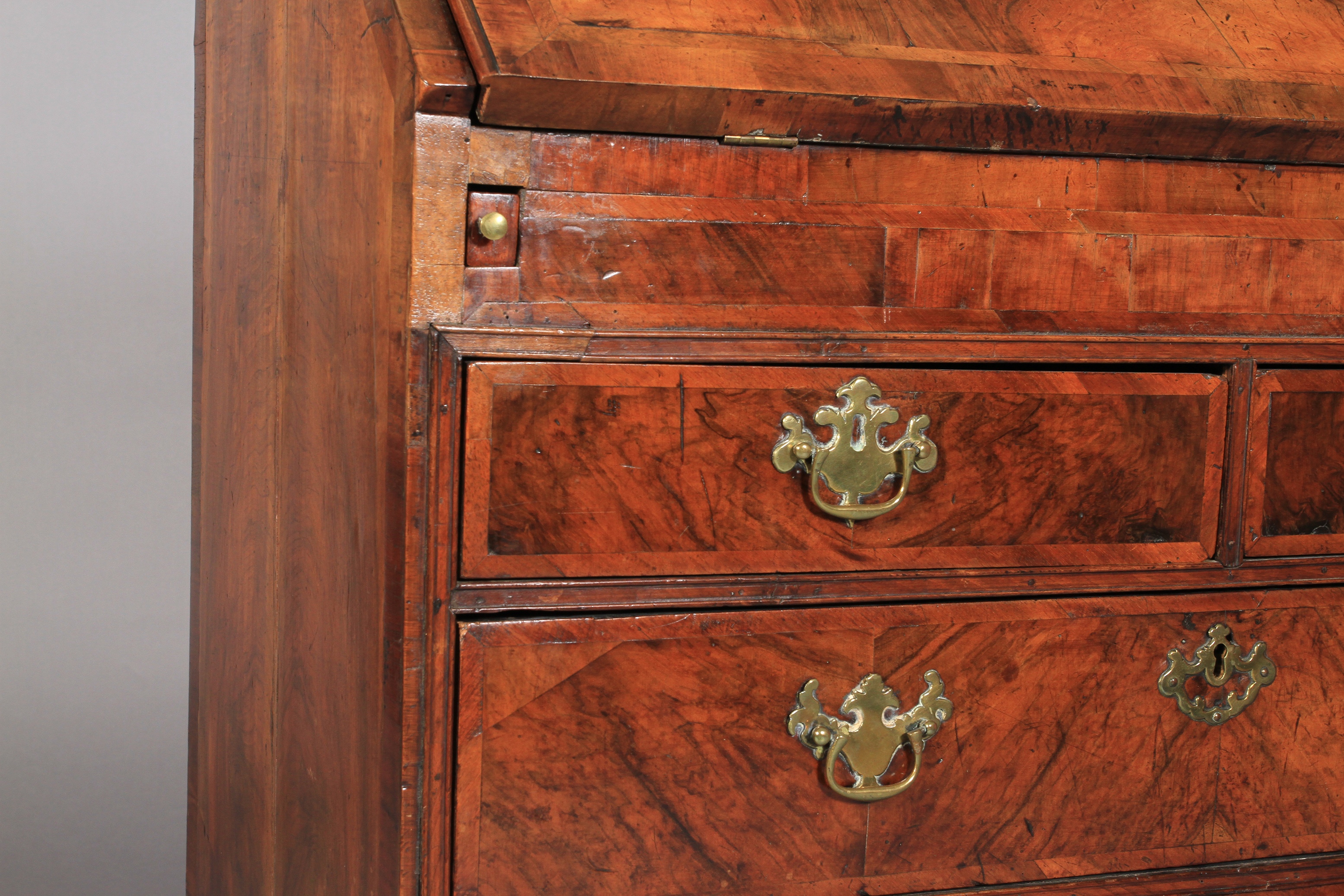 AN EARLY 18TH CENTURY FIGURED WALNUT CROSSBANDED AND BANDED BUREAU having a drop front, the interior - Image 3 of 6