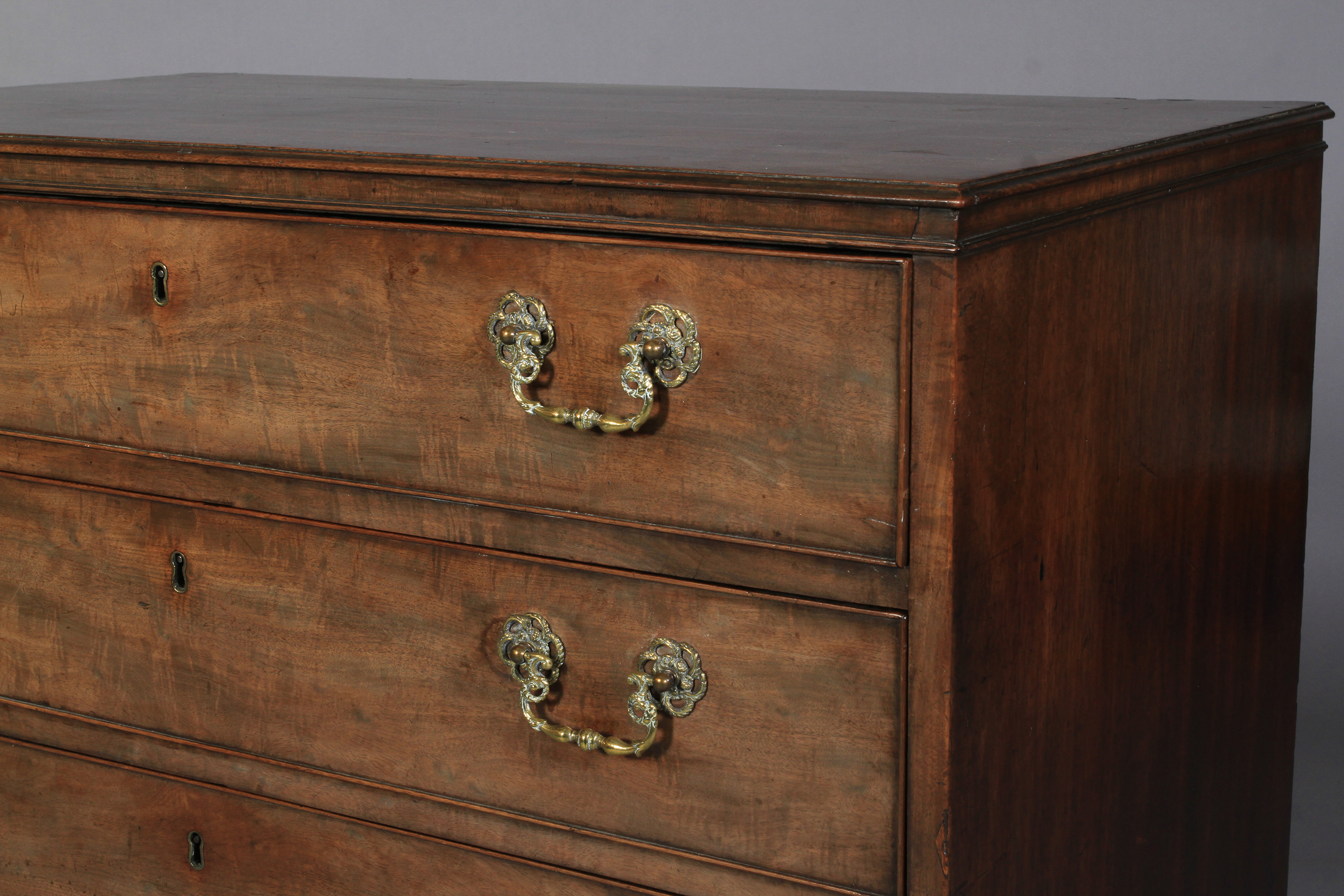 AN EARLY 19TH CENTURY MAHOGANY DRESSING CHEST of four drawers, fitted with a baise lined brushing - Image 2 of 5