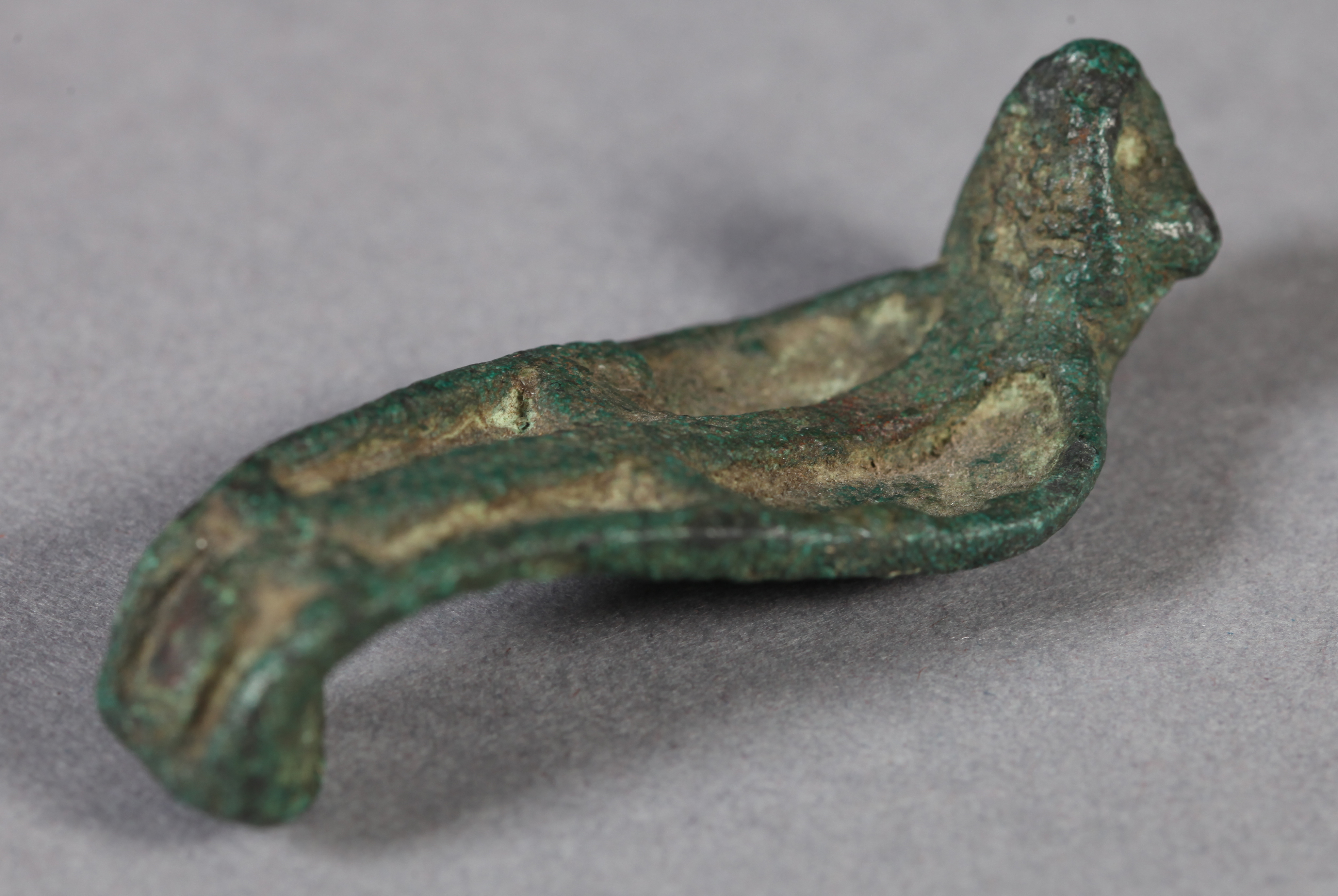 AN EGYPTIAN BRONZE URAEUS (Cobra Head) with panelled hood, 5.5cm high - Image 2 of 2