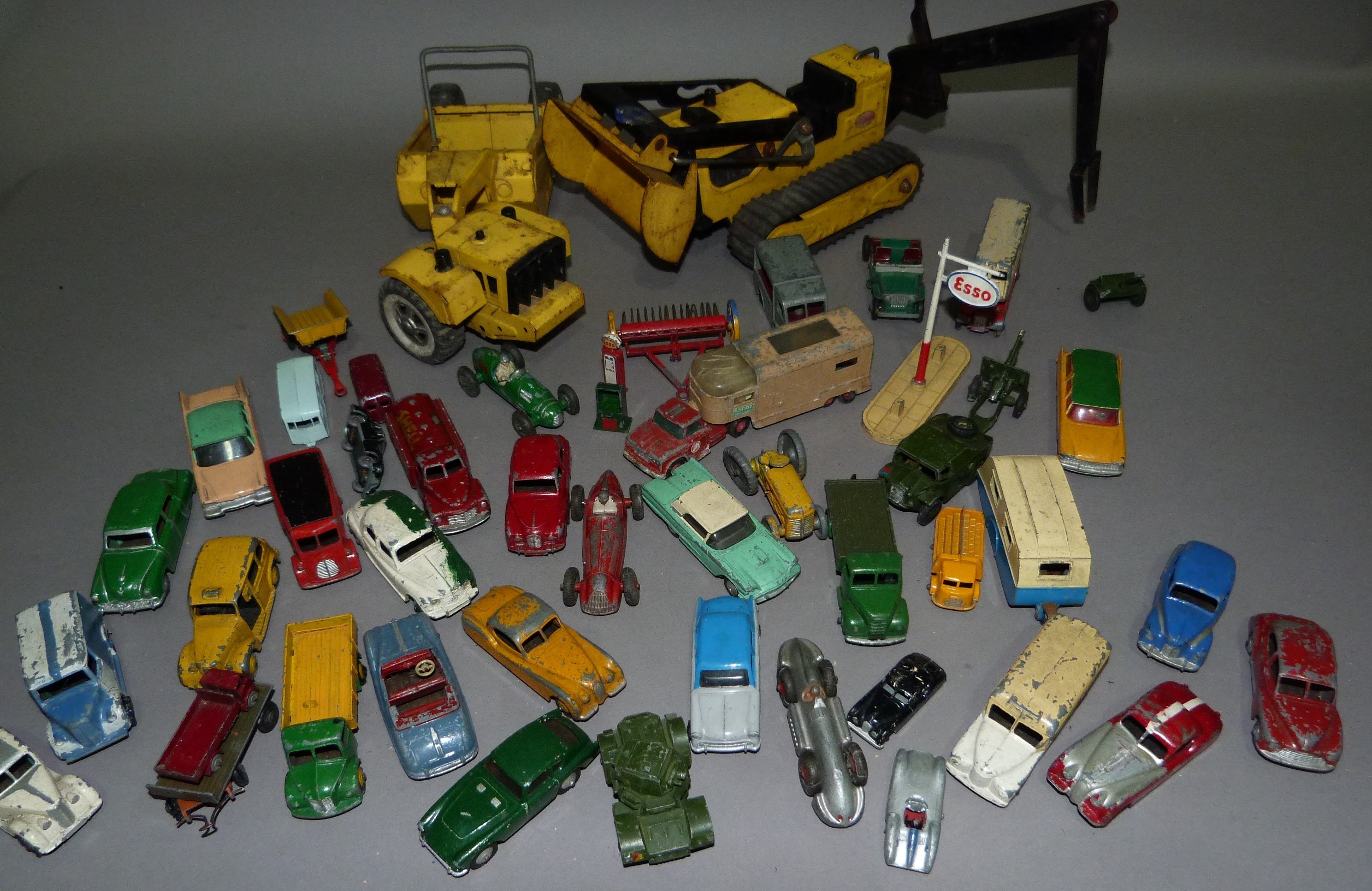 A quantity of die-cast cars approximately 30 including Dinky, Corgi and Lesney to include a London