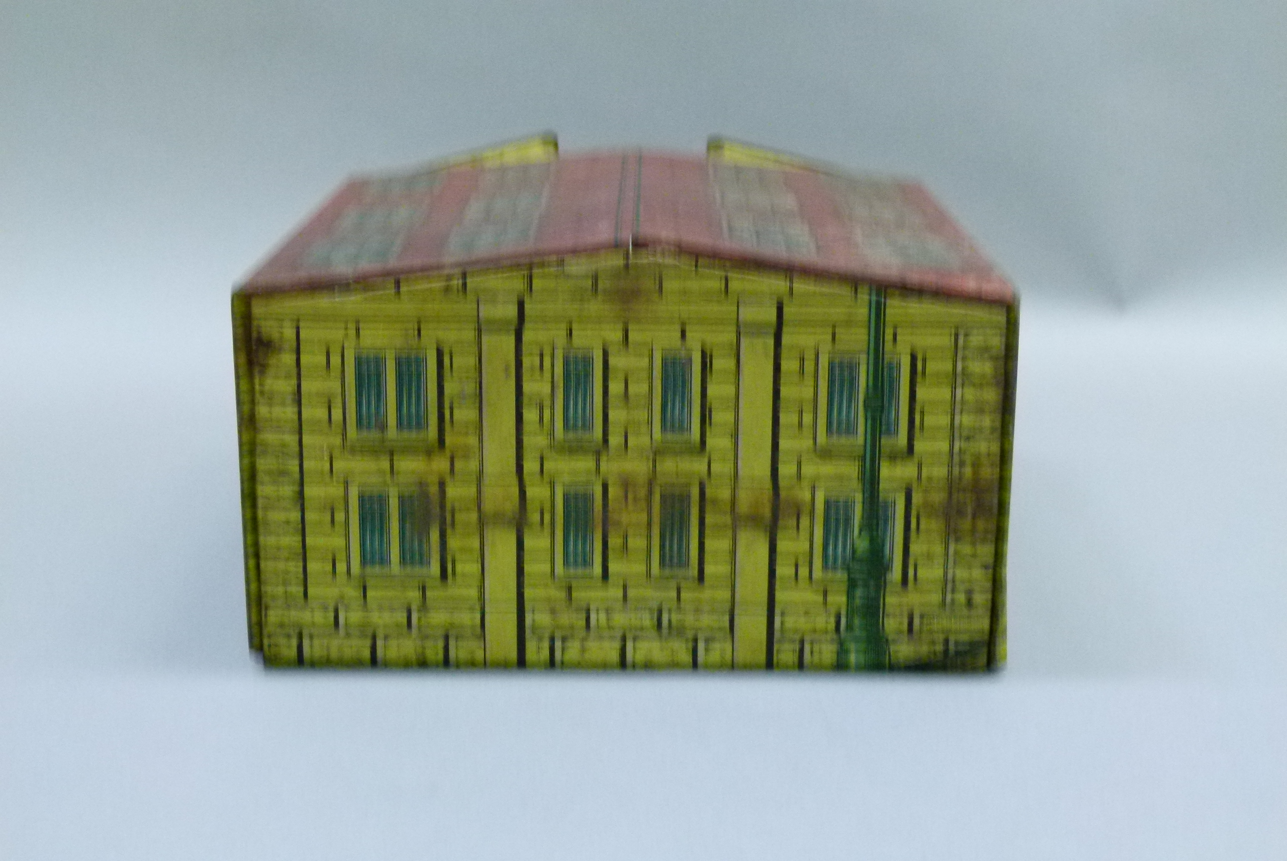 A German printed tin plate fire brigade station the roof with skylights, the front doors - Image 4 of 5