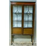 An Edward VII mahogany satinwood cross banded and boxwood inlaid display cabinet, having two tracery