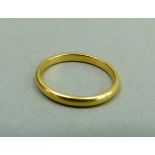 A wedding ring in 22ct gold, approximate weight 2gm