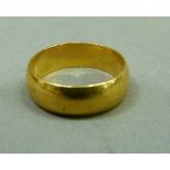 A wedding ring in 22ct gold, approximate weight 5gm