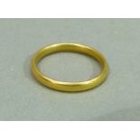 A wedding ring in 22ct gold, approximate weight 3.0gm