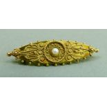An Edward VII bar brooch in 15ct gold set to the centre with a 2.75mm seed pearl within an applied