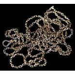 A VICTORIAN MUFF CHAIN in 9ct gold in two part belcher links with screw closed loop fastener,