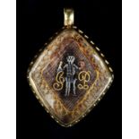 AN EARLY 18TH CENTURY MOMENTO MORI SKELETON ROCK CRYSTAL PENDANT, in 18ct gold, the skeleton flanked