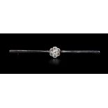 A GEORGE V DIAMOND CLUSTER BAR BROOCH in 15ct gold and platinum, the brilliant cut stone, millegrain