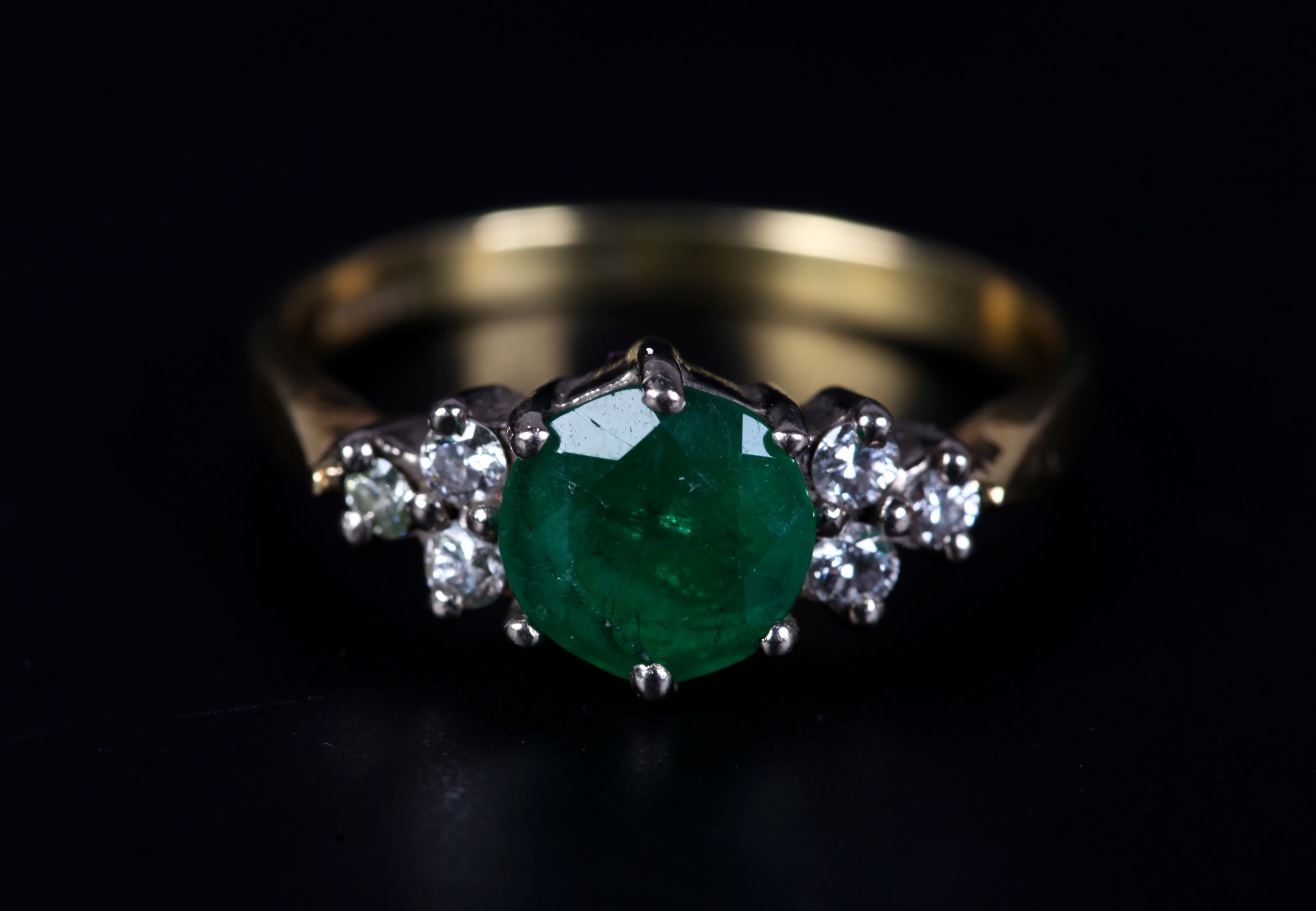 AN EMERALD AND DIAMOND RING in 18ct yellow and white gold, claw set to the centre with a circular - Image 2 of 3