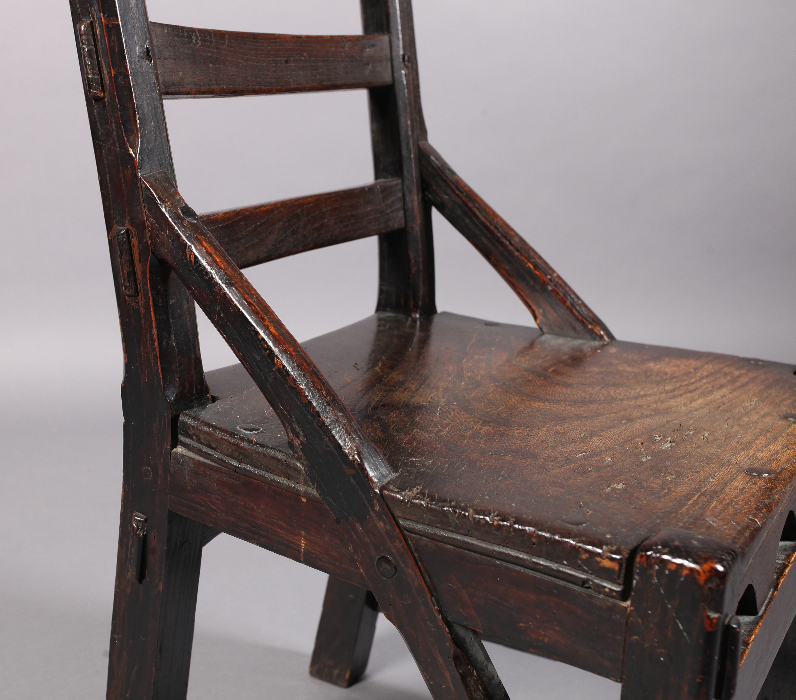 A PRIMITIVE 19TH CENTURY ELM LADDER BACK CHAIR with pegged projecting joints and sloping side - Image 4 of 4