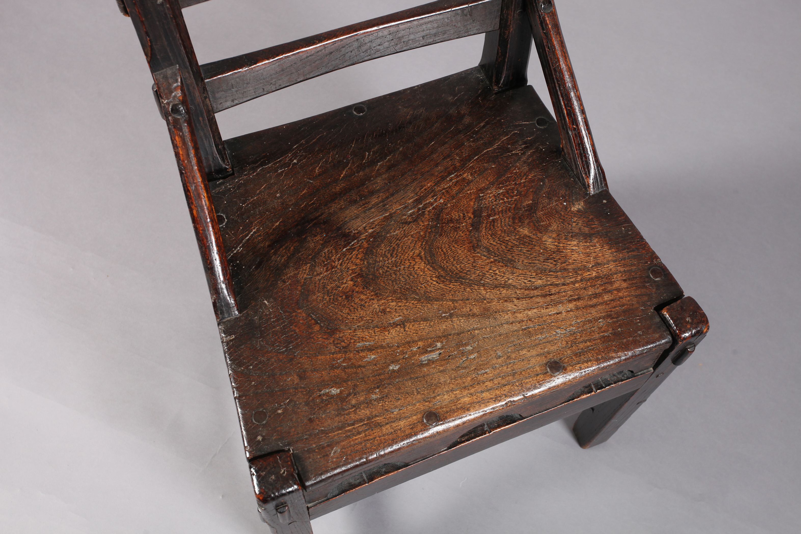 A PRIMITIVE 19TH CENTURY ELM LADDER BACK CHAIR with pegged projecting joints and sloping side - Image 3 of 4