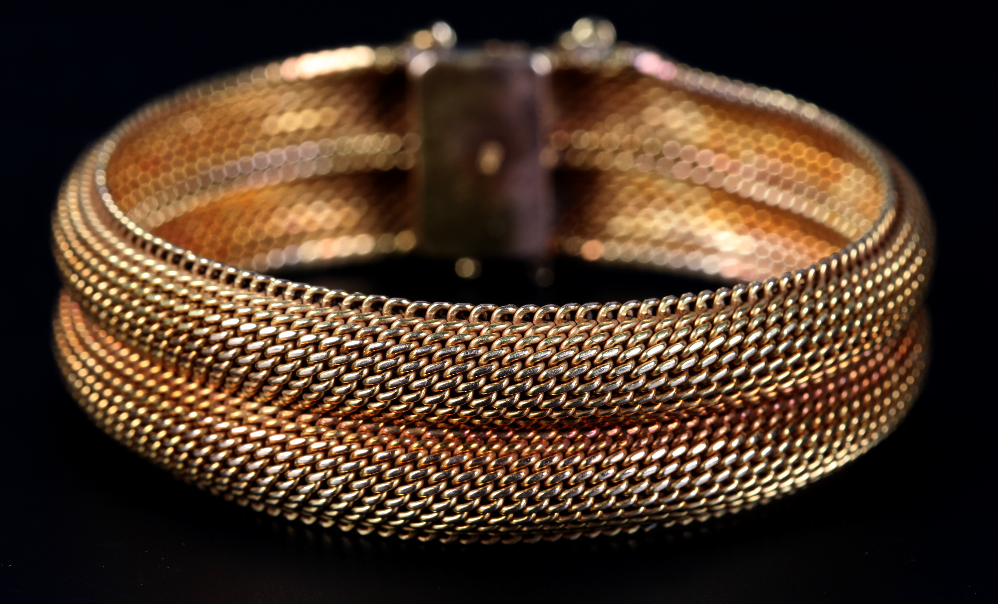 A BRACELET in 14ct gold c.1950 of twin Milanese mesh, approximate weight 49gm