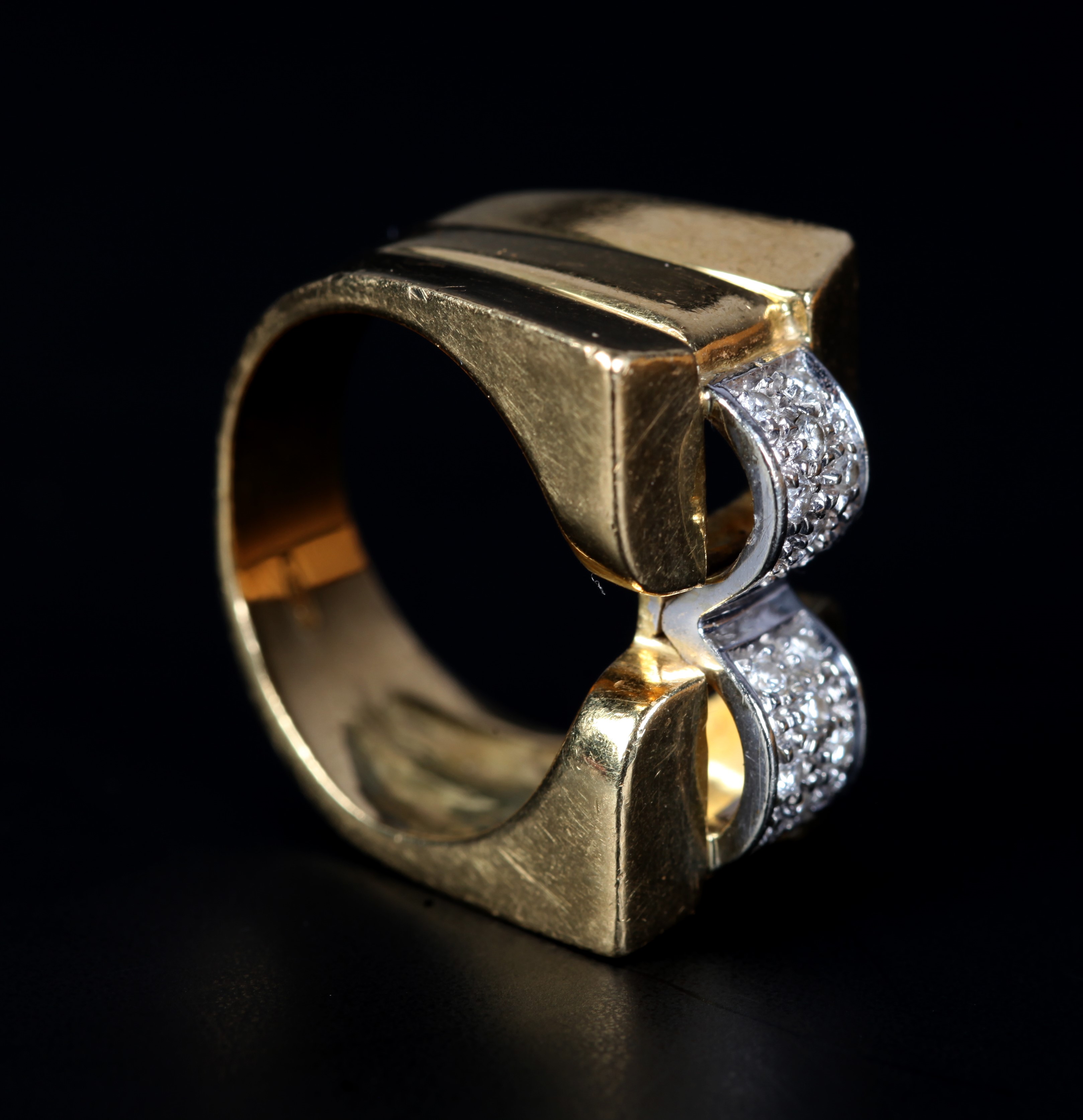 AN ART DECO STYLE DIAMOND RING the brilliant cut stone grain set to two domed square strips of white - Image 2 of 2