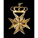 A FILIGREE PENDANT IN THE FORM OF A MALTESE CROSS surmounted by a crown in yellow metal (tests as