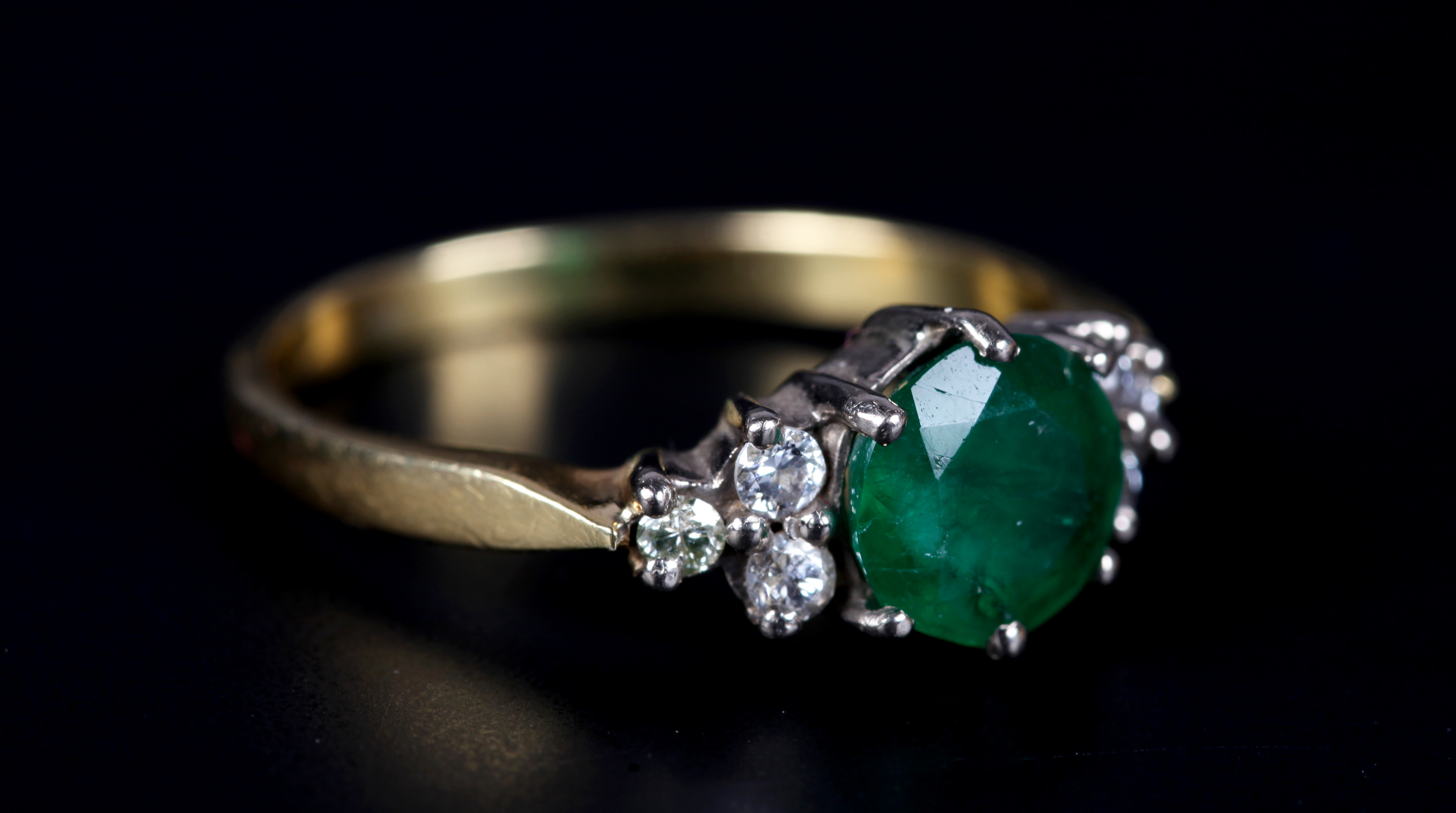 AN EMERALD AND DIAMOND RING in 18ct yellow and white gold, claw set to the centre with a circular - Image 3 of 3