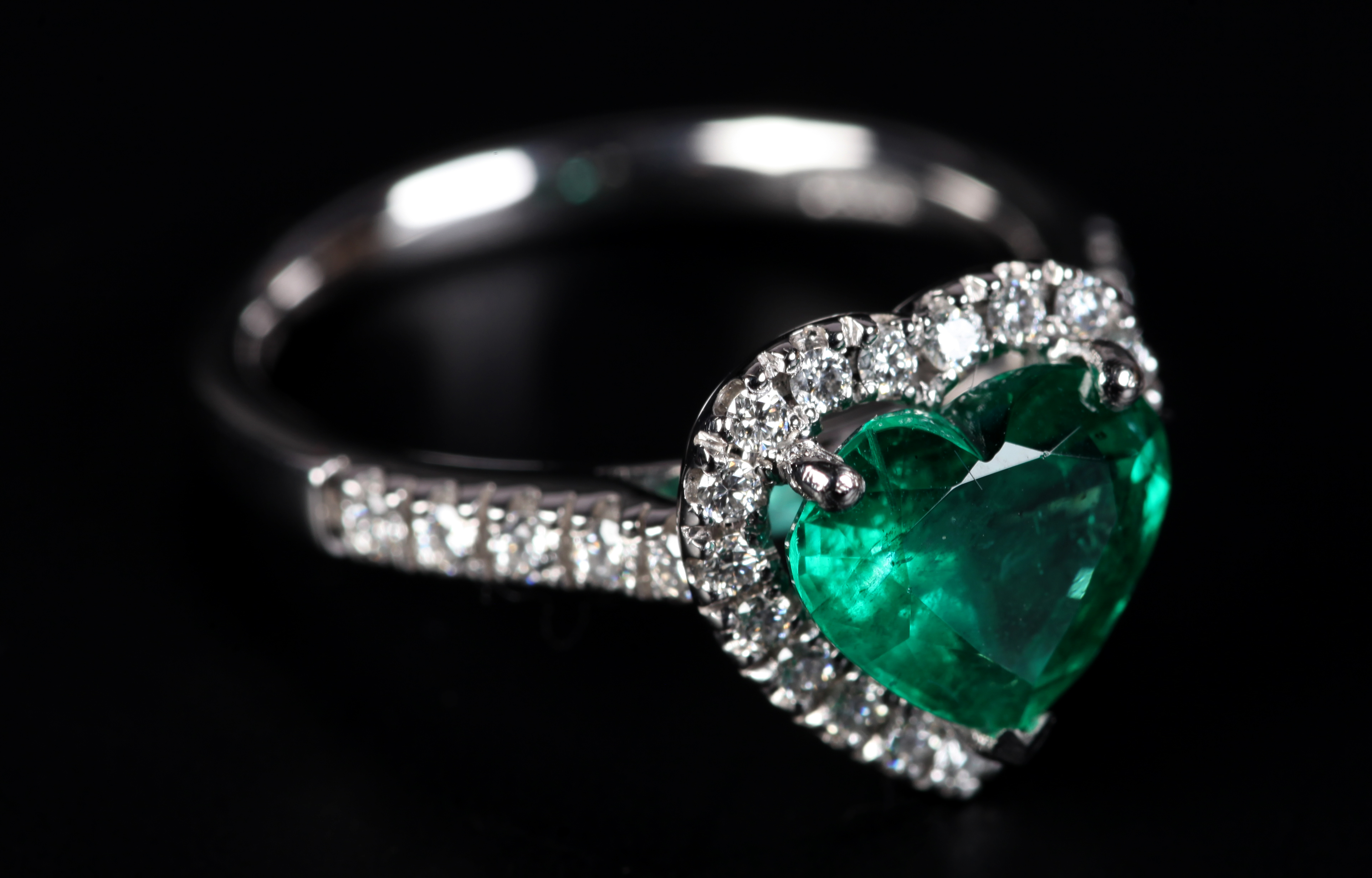 AN EMERALD AND DIAMOND CLUSTER RING in platinum the heart shaped faceted emerald claw set, raised - Image 2 of 2