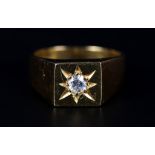 A GENTLEMAN'S DIAMOND SET SIGNET RING in 18ct gold, the brilliant cut stone star set to the square