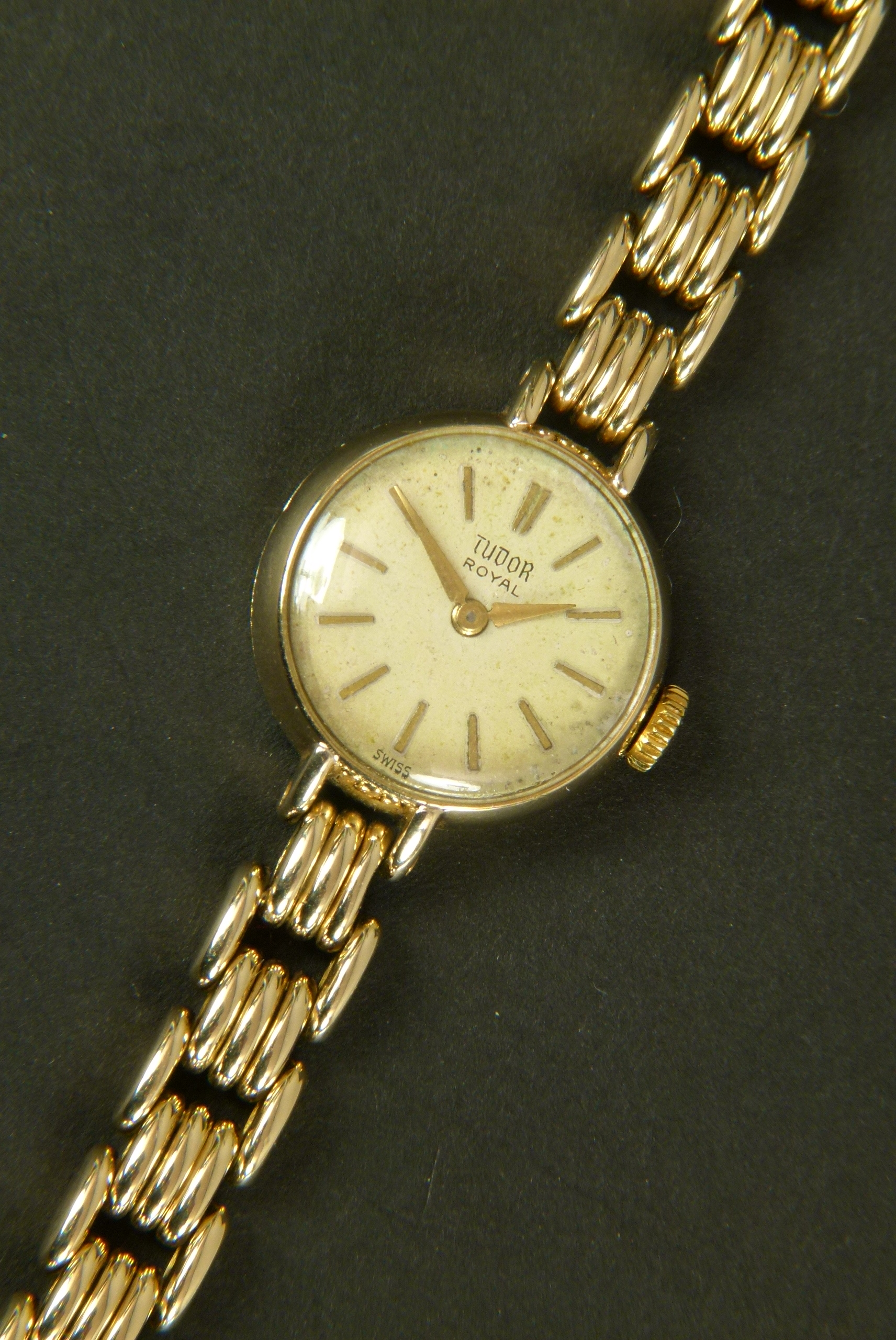 A TUDOR LADY'S WRISTWATCH c.1959 in 9ct gold case No. 336984, signed Rolex, signed Tudor 17 jewelled - Image 4 of 5