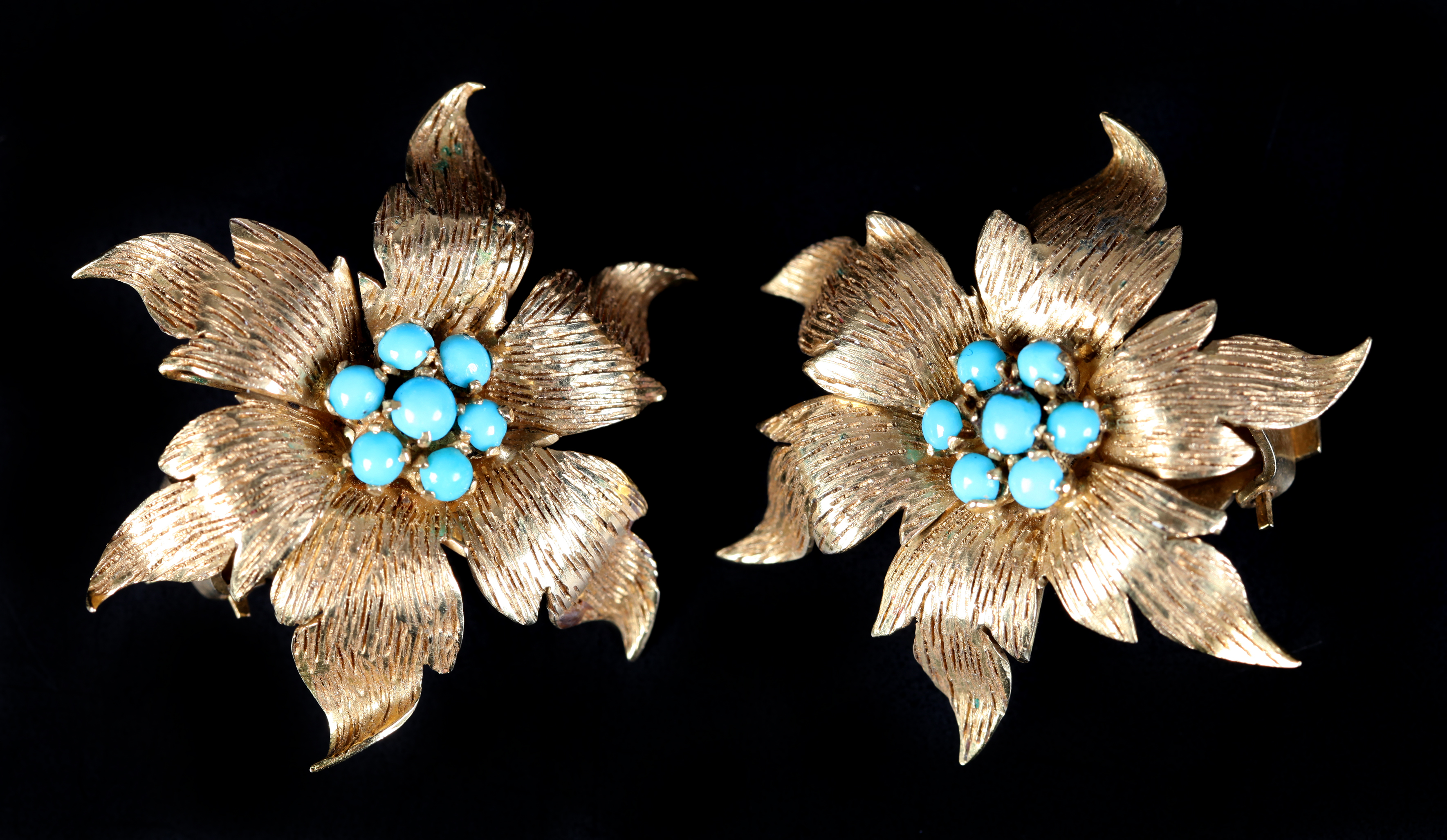 A PAIR OF TURQUOISE SET SUNFLOWER EAR CLIPS c.1950 in 18ct gold, the circular cabochon stones claw