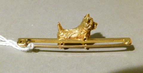 AN EDWARD VII SCOTTIE (CAIRN TERRIER) BROOCH in 15ct gold, the alert dog in full relief with - Image 2 of 2