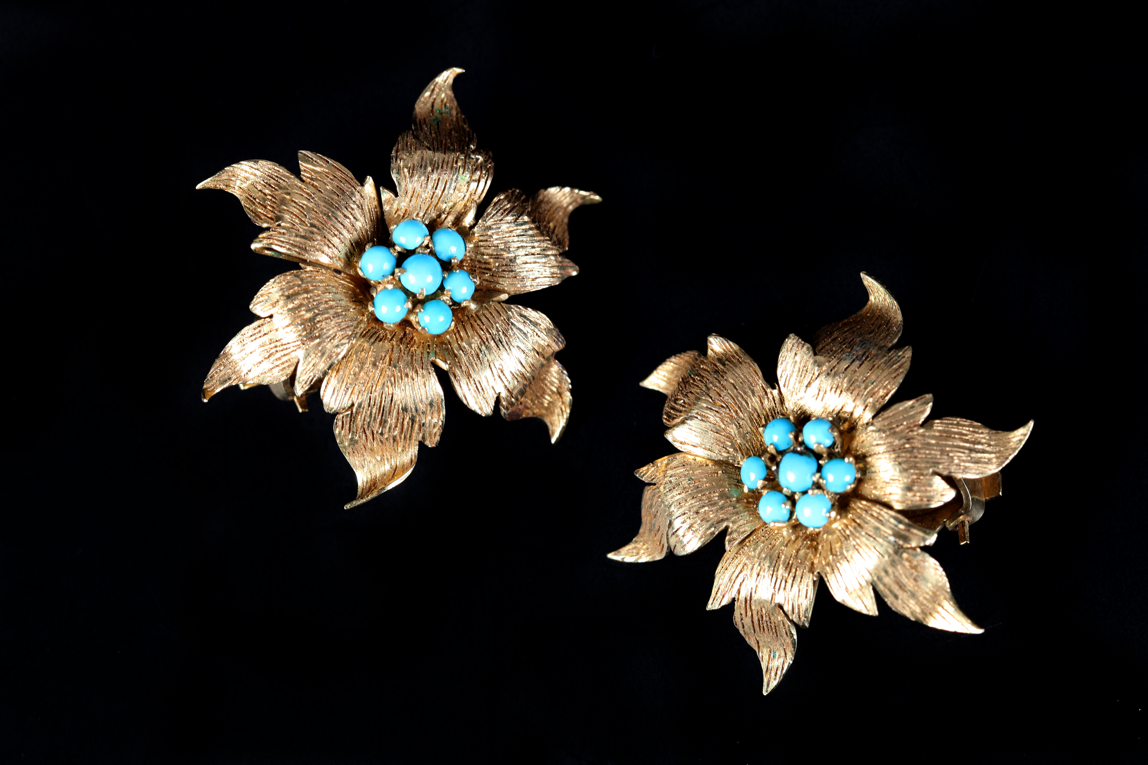A PAIR OF TURQUOISE SET SUNFLOWER EAR CLIPS c.1950 in 18ct gold, the circular cabochon stones claw - Image 2 of 2