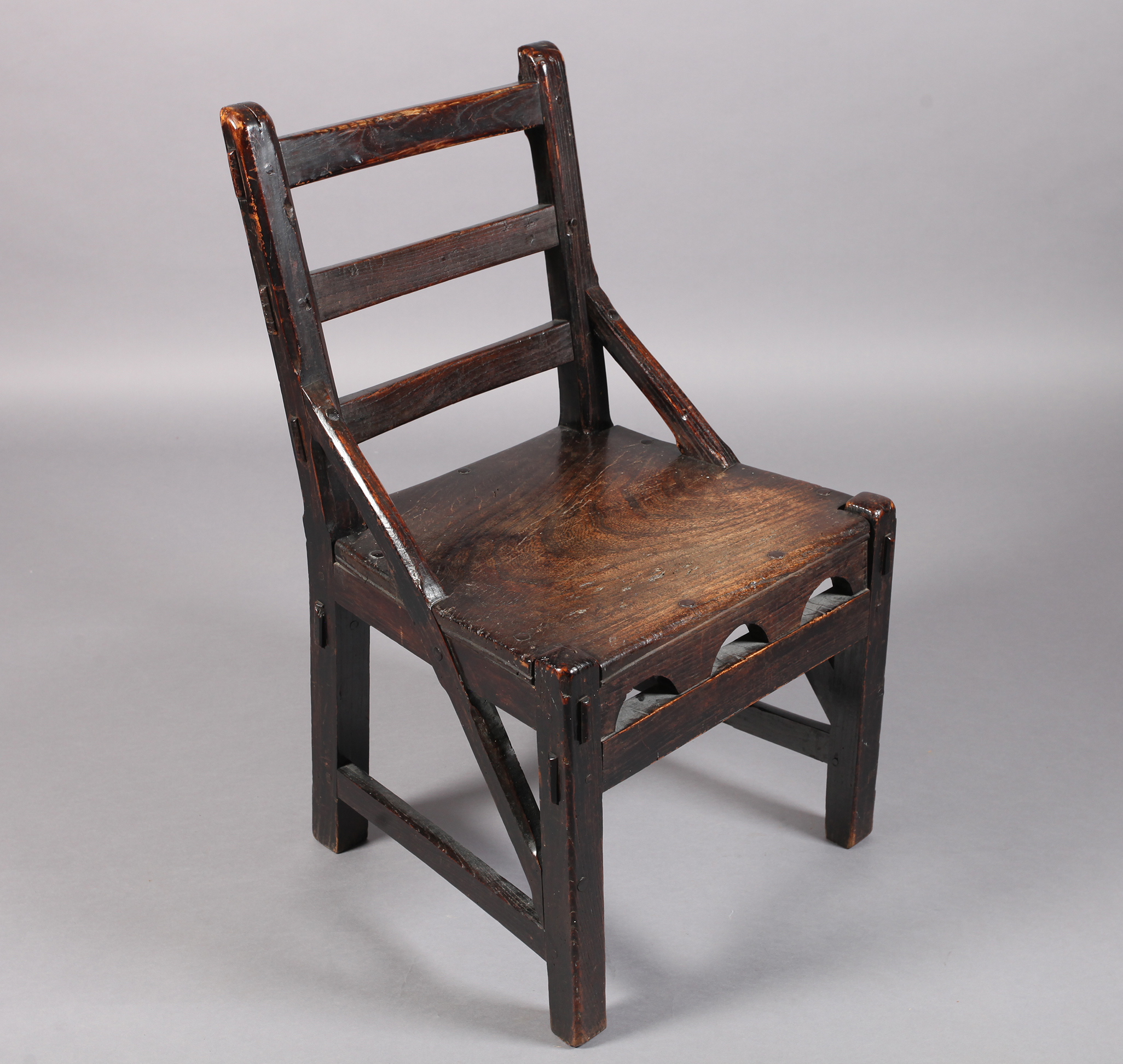 A PRIMITIVE 19TH CENTURY ELM LADDER BACK CHAIR with pegged projecting joints and sloping side - Image 2 of 4