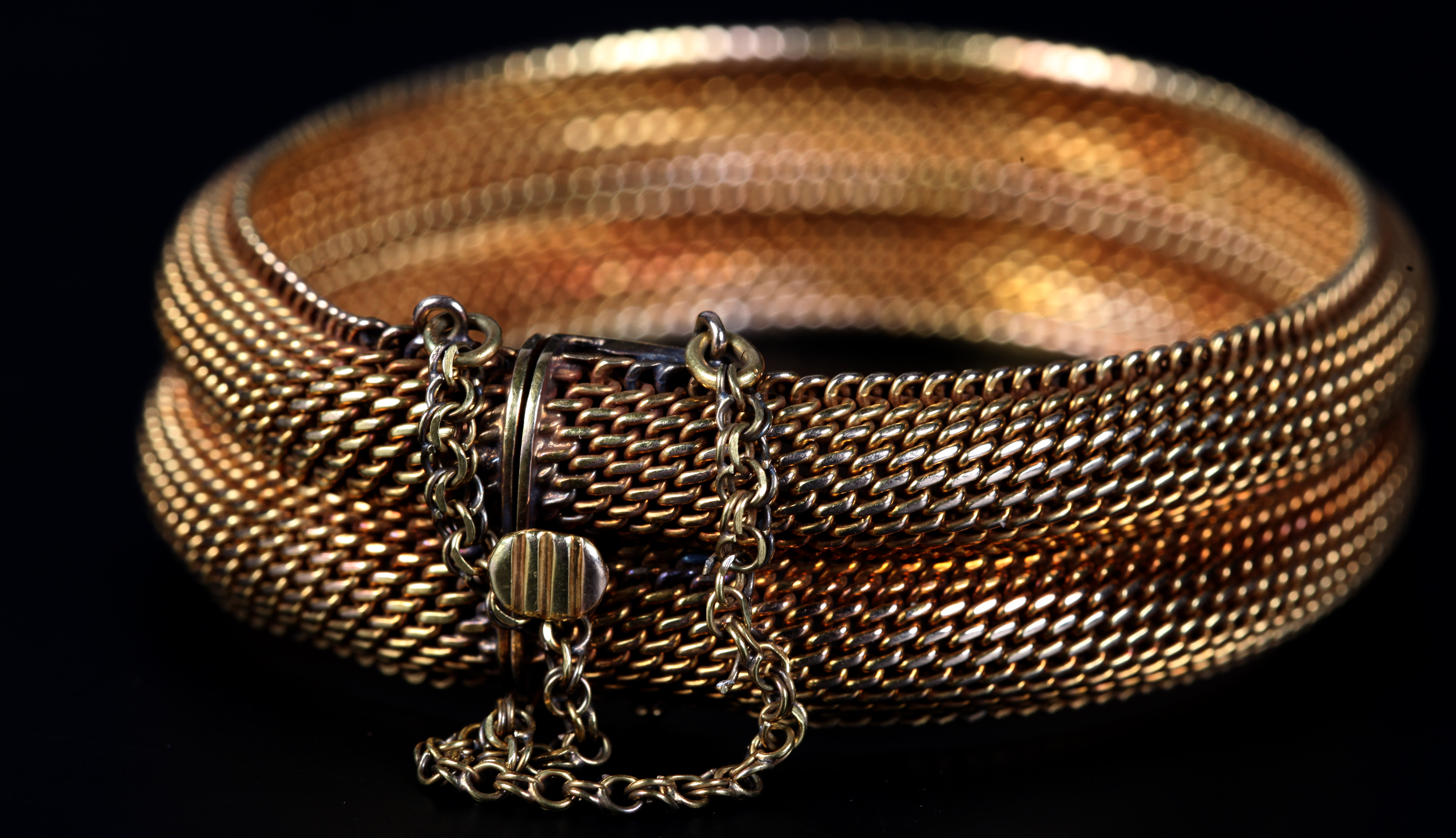 A BRACELET in 14ct gold c.1950 of twin Milanese mesh, approximate weight 49gm - Image 2 of 2