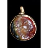 AN EARLY 19TH CENTURY HARDSTONE FOB SEAL in 18ct gold, the intaglio carved agate with the profile of