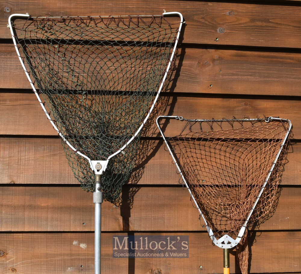 Large extending collapsible Salmon landing net with metal pole measuring 130cm (not extended)^ 183cm - Image 2 of 2