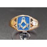 ENAMEL DECORATED MASONIC RING decorated with compasses, in nine carat gold, ring size S-T