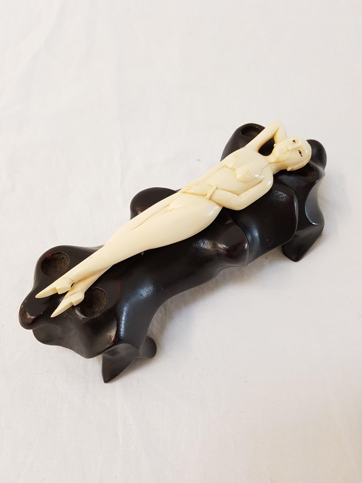 19TH CENTURY CHINESE MEDICAL FIGURE of a woman lying naked with her hand behind her head, 15cm long,