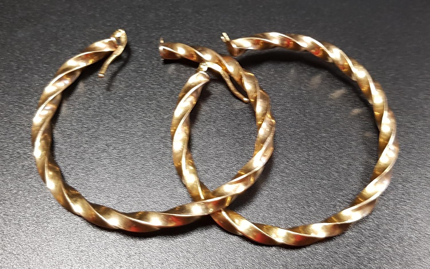 PAIR OF NINE CARAT GOLD HOOP EARRINGS of twist design, approximately 4.2 grams - Image 2 of 2