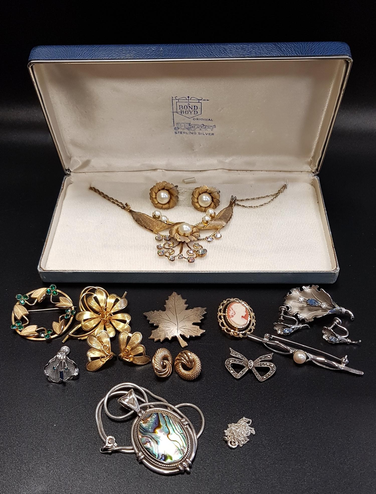 SELECTION OF GOLD, SILVER AND OTHER JEWELLERY including a pair of nine carat gold earrings, 3.9