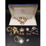 SELECTION OF GOLD, SILVER AND OTHER JEWELLERY including a pair of nine carat gold earrings, 3.9