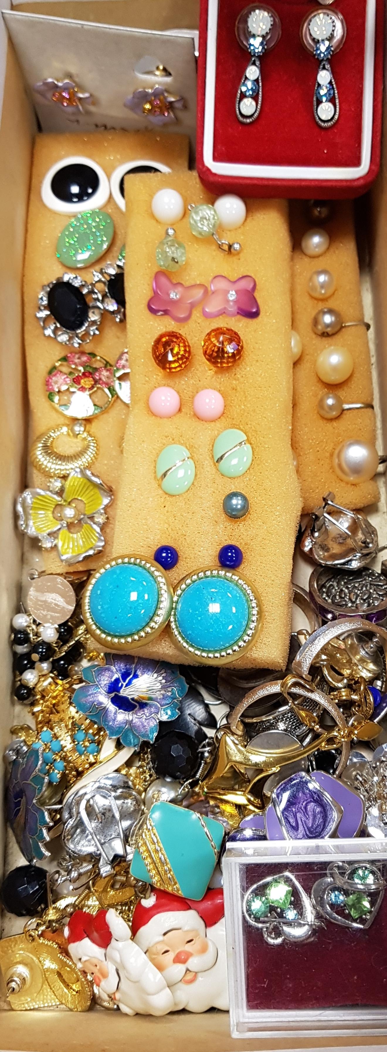 LARGE SELECTION OF COSTUME JEWELLERY PAIRS OF EARRINGS including enamel and simulated pearl