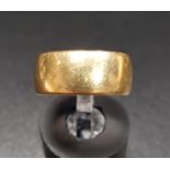 EIGHTEEN CARAT GOLD WEDDING BAND ring size M-N and approximately 6.1 grams