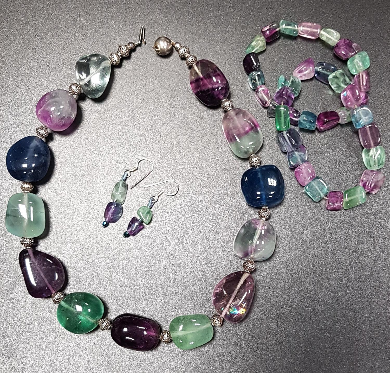 SUITE OF CRYSTAL JEWELLERY comprising an irregular bead necklace, two irregular bead bracelets and a