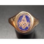 NINE CARAT GOLD REVOLVING MASONIC SIGNET RING the revolving centre with blue enamel and compass