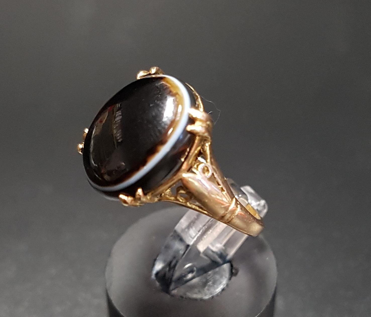 AGATE SET DRESS RING the oval cabochon banded agate on nine carat gold shank, ring size J - Image 2 of 2