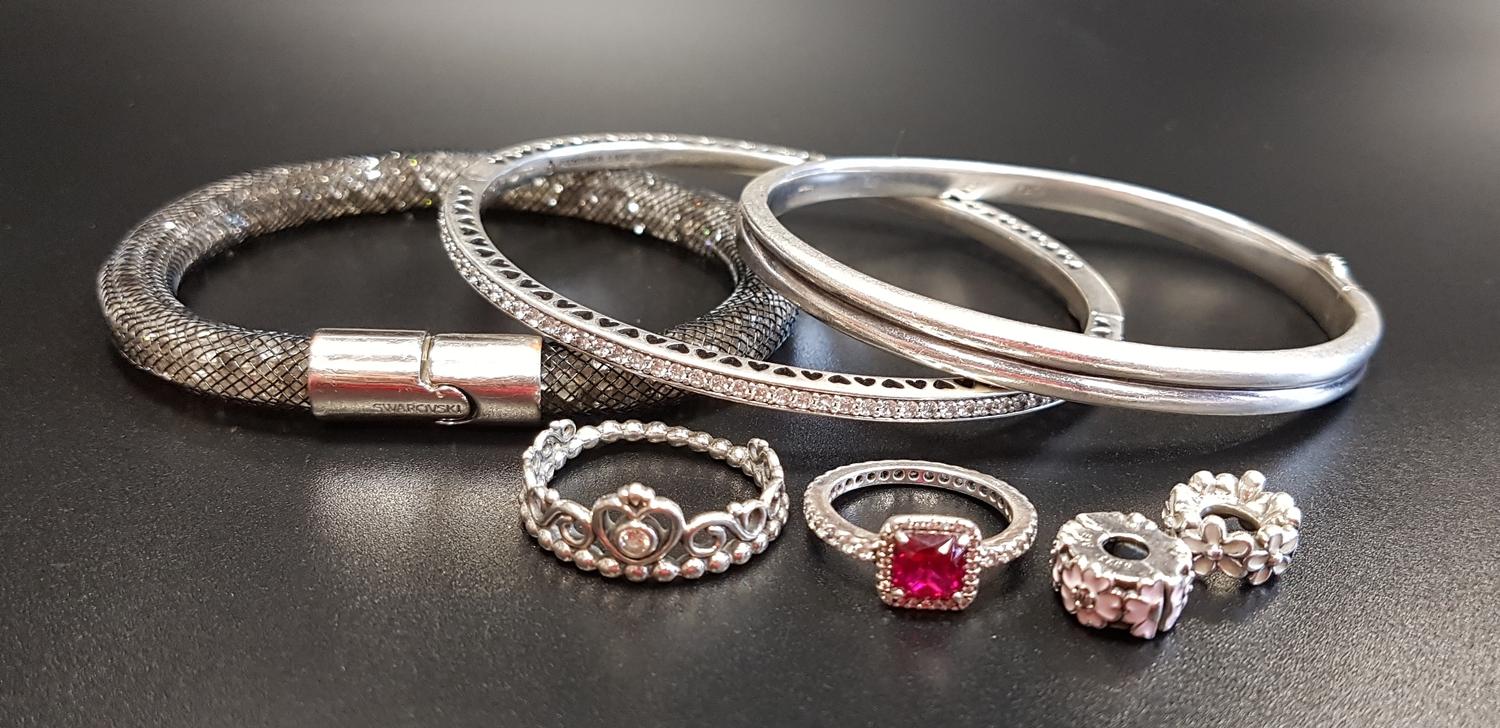 SELECTION OF FASHION JEWELLERY comprising a Links of London silver hinged bangle, a Pandora