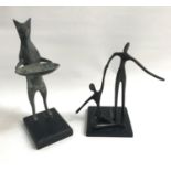 METAL SCULPTURE OF A CAT modeled holding a shell serving tray on metal base, 30cm high; together