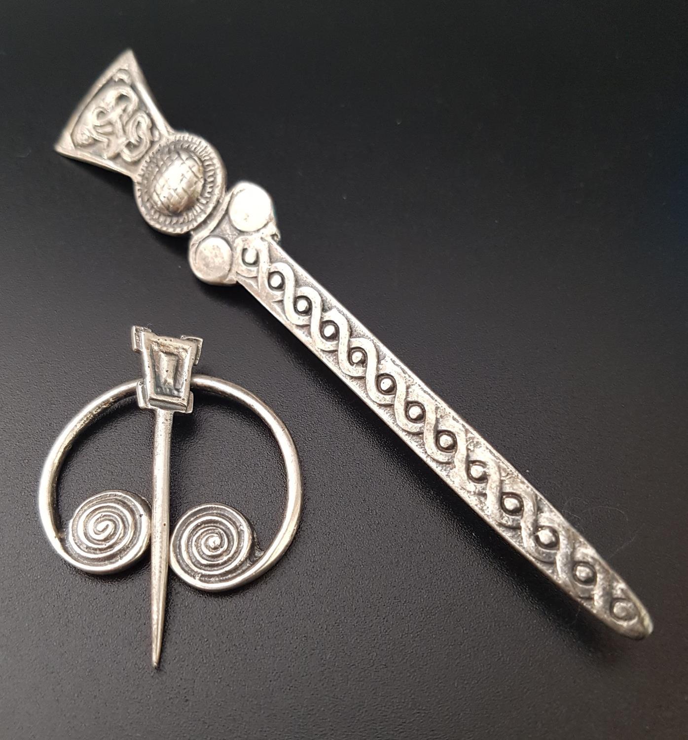 IAIN MACCORMICK CELTIC ART INDUSTRIES IONA SILVER KILT PIN with entwined Celtic motif decoration,