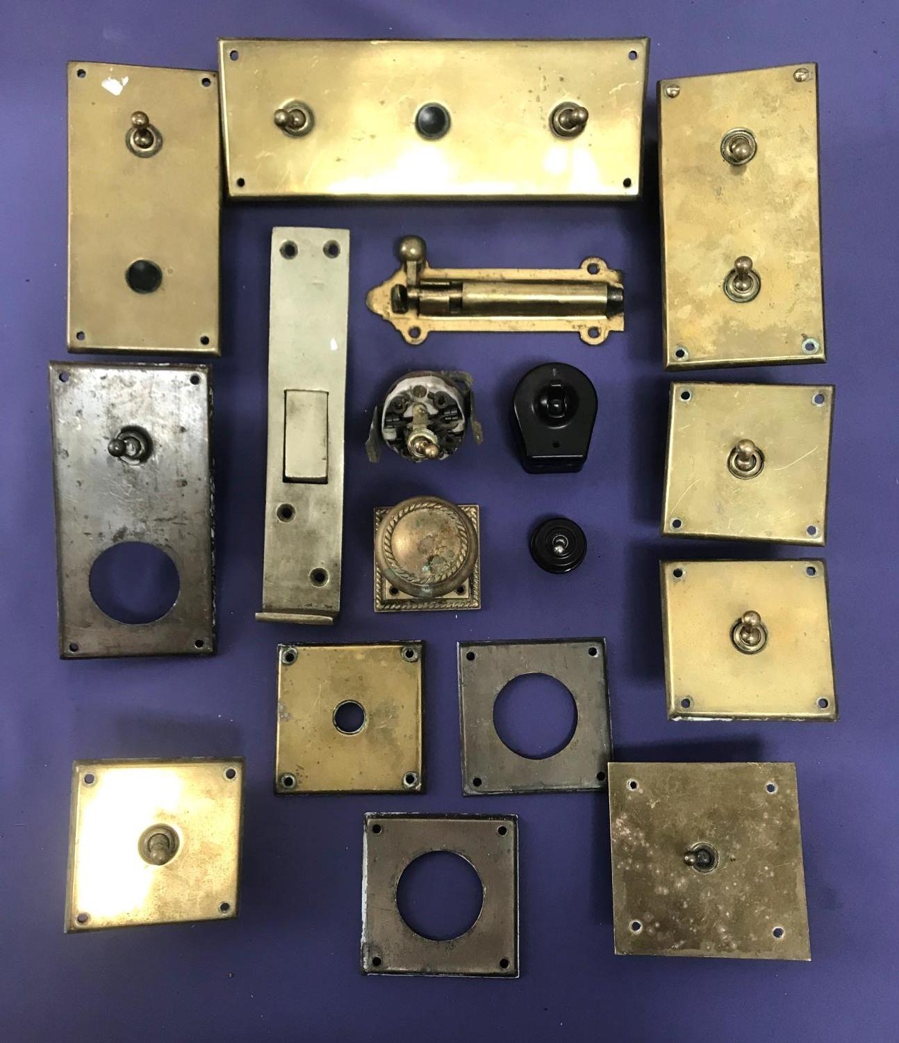 GOOD SELECTION OF VINTAGE BRASS LIGHT SWITCHES AND BACK PLATES including single, double and triple