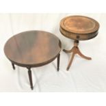 CIRCULAR MAHOGANY AND CROSSBANDED OCCASIONAL TABLE standing on reeded tapering supports, 69.5cm