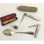 SMALL SELECTION OF SILVER ITEMS comprising two Victorian silver bladed mother of pearl handled fruit